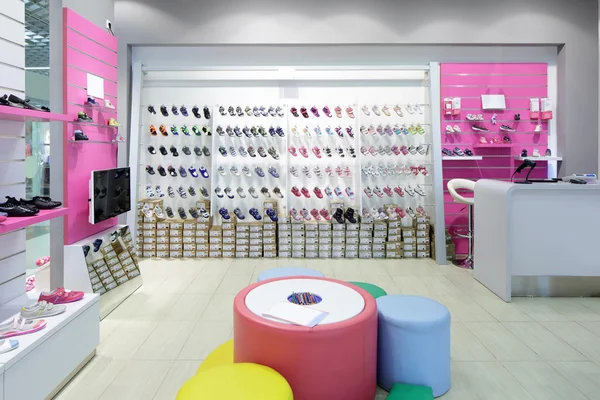 Interior de la tienda de zapatos en el centro comercial europeo moderno — Foto de Stock