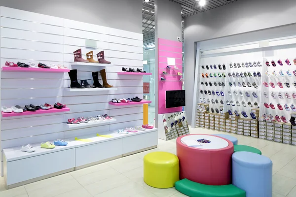 Interior of shoe store in modern european mall — Stock Photo, Image