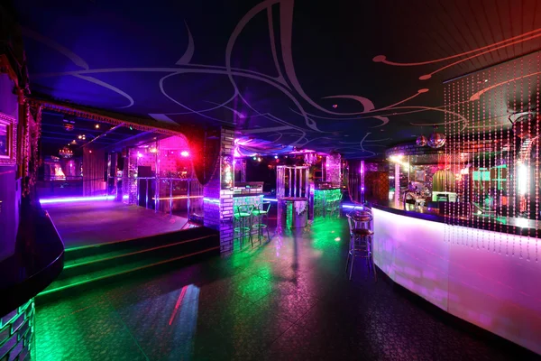 Hermoso club nocturno europeo interior — Foto de Stock