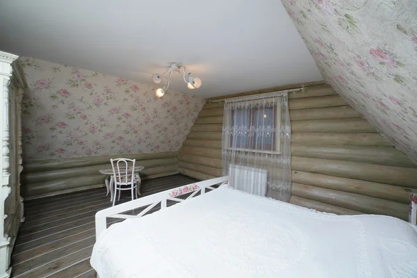 Красивый интерьер европейской спальни — стоковое фото