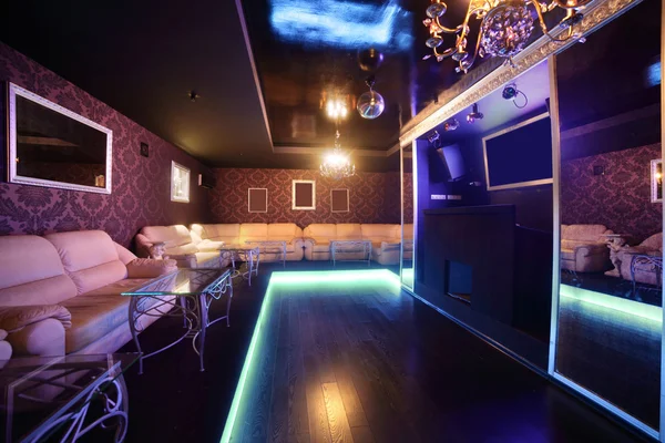 Hermoso club nocturno europeo interior — Foto de Stock