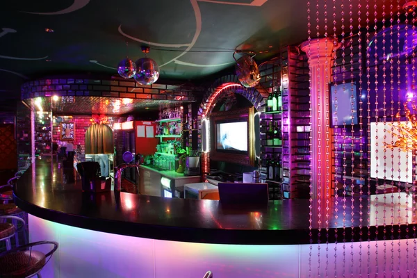 Hermoso club nocturno europeo interior — Foto de Stock