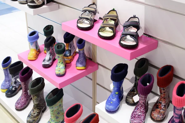 Interior de la tienda de zapatos en el centro comercial europeo moderno — Foto de Stock