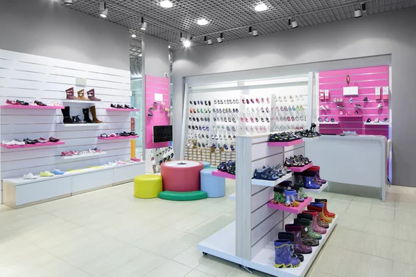 Interior de la tienda de zapatos en el centro comercial europeo moderno —  Fotos de Stock