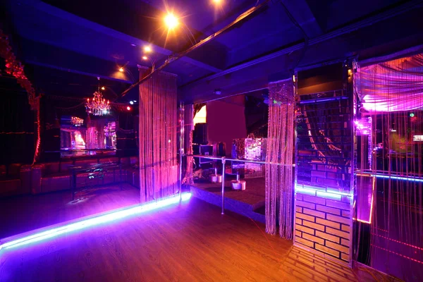 Hermoso club nocturno europeo interior — Foto de Stock