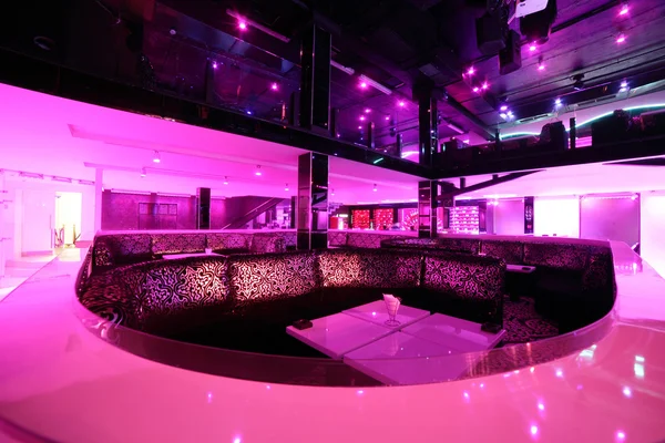 Hermoso club nocturno europeo interior — Foto de Stock