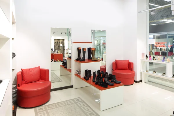 Interno del negozio di scarpe nel moderno centro commerciale europeo — Foto Stock