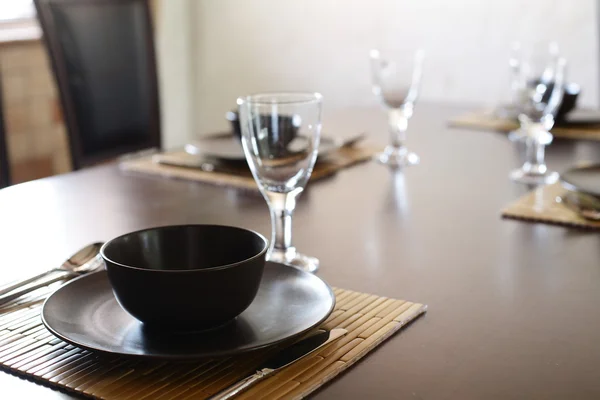 Tabel in moderne Europese keuken — Stockfoto