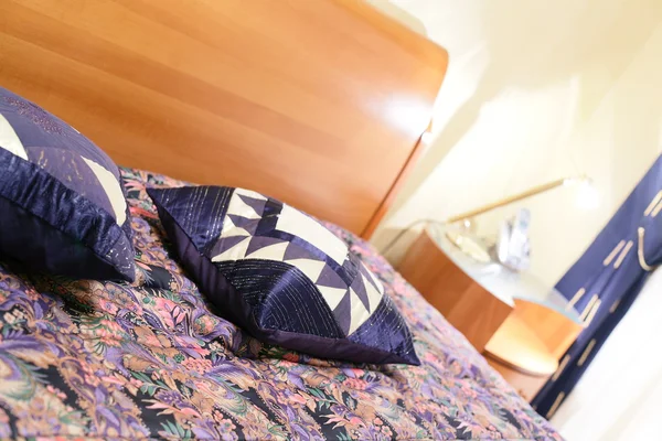 Красивый интерьер европейской спальни — стоковое фото
