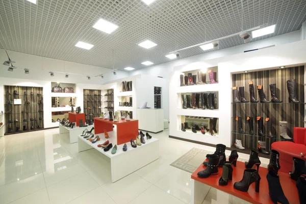 Innenraum eines Schuhgeschäfts in einem modernen europäischen Einkaufszentrum — Stockfoto