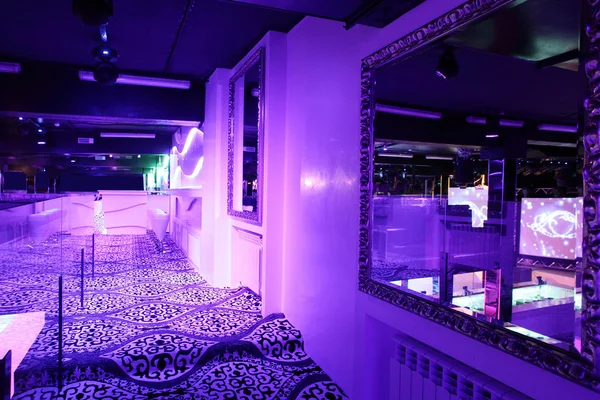 Hermoso club nocturno europeo interior — Foto de Stock