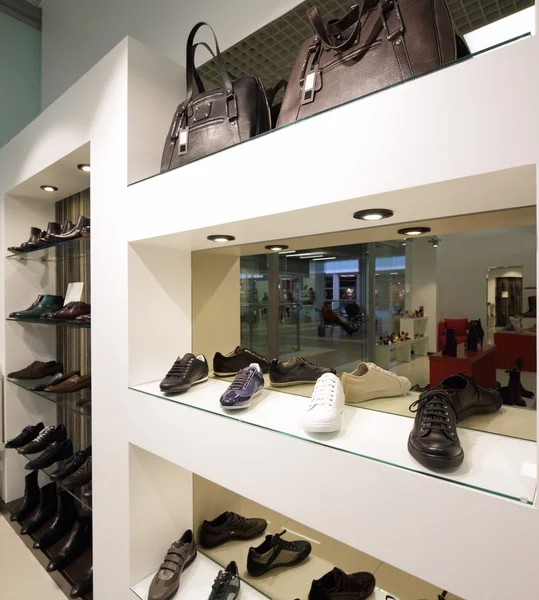 Interior de la tienda de zapatos en el centro comercial europeo moderno —  Fotos de Stock