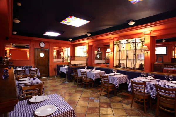 Restaurant européen aux couleurs vives — Photo