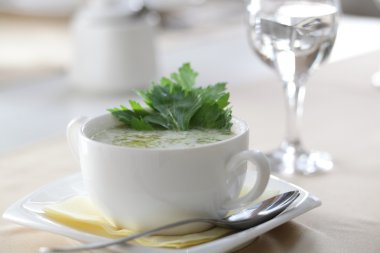 restoranda yeşil kremalı çorba
