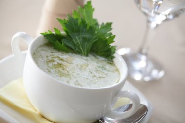 restoranda yeşil kremalı çorba