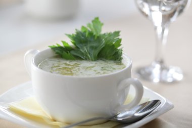 restoranda yeşil kremalı çorba
