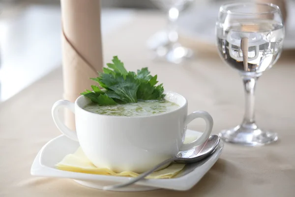 Grön krämig soppa i restaurang — Stockfoto