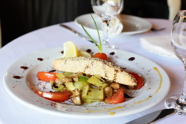 Koud en smakelijke Europese salade — Stockfoto