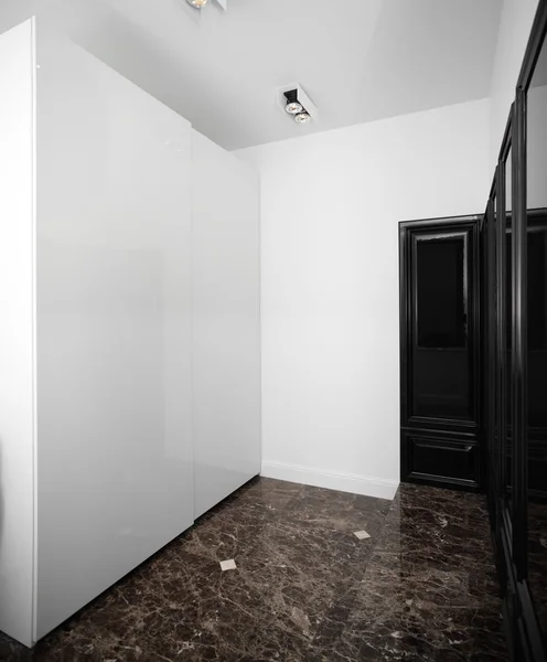 Современный гардероб в доме или квартире — стоковое фото
