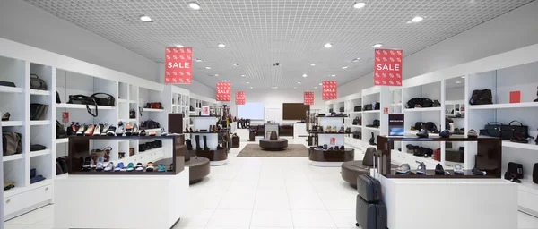 Interior de la tienda de zapatos en el centro comercial europeo moderno — Foto de Stock