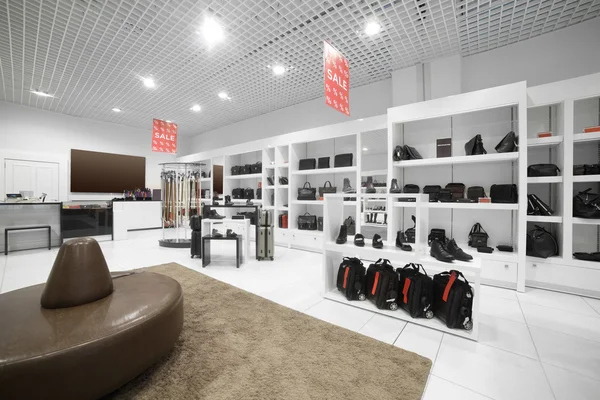 Interior da loja de calçados no moderno shopping europeu — Fotografia de Stock