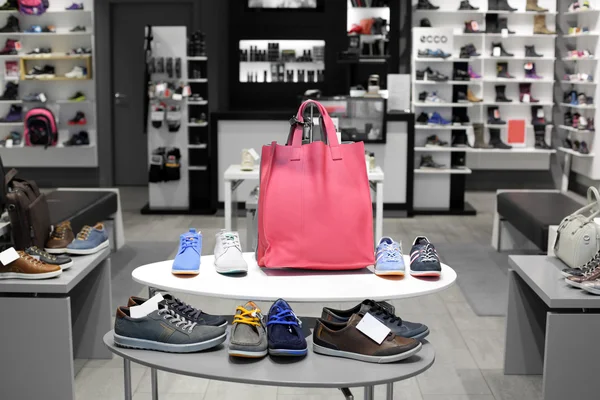 Interior de la tienda de zapatos en el centro comercial europeo moderno — Foto de Stock