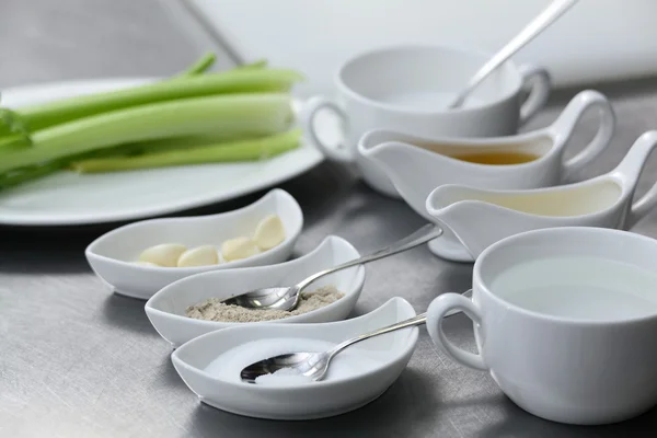 Preparação de sopa cremosa orgânica no restaurante — Fotografia de Stock