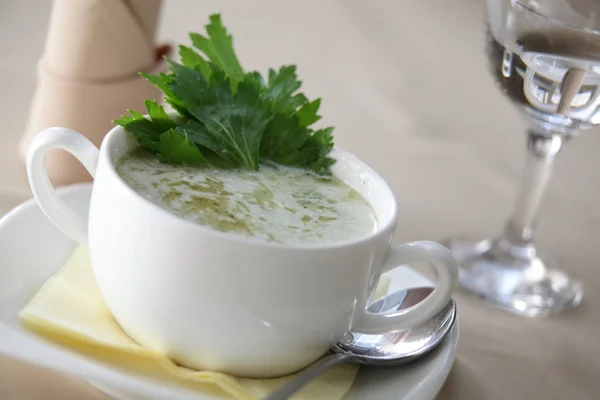 Grön krämig soppa i restaurang — Stockfoto