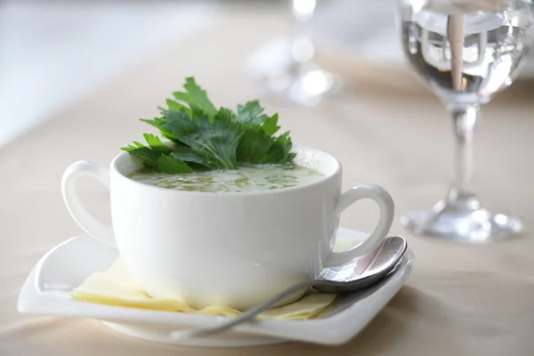 Sopa cremosa verde no restaurante — Fotografia de Stock