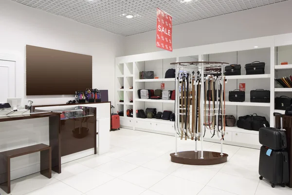 Interno del negozio di scarpe nel moderno centro commerciale europeo — Foto Stock