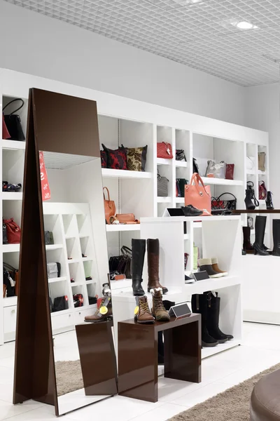 Interior de la tienda de zapatos en el centro comercial europeo moderno — Foto de Stock