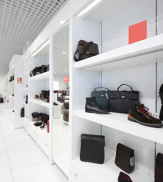 Interior de la tienda de zapatos en el centro comercial europeo moderno — Foto de Stock