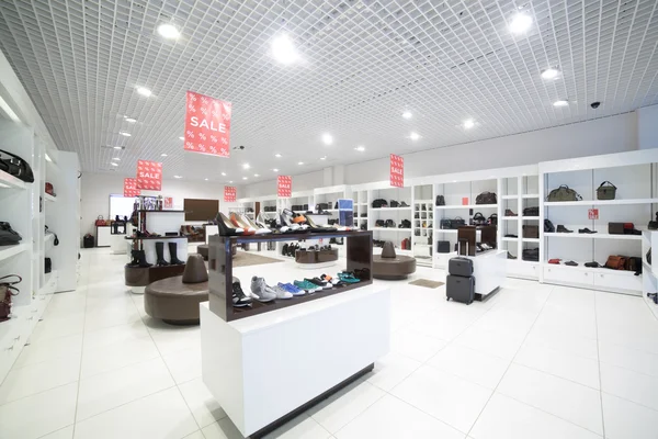 Інтер'єр магазину взуття в сучасному європейському торговому центрі — стокове фото
