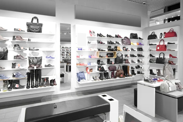Interiér obchodu s obuví v moderní Evropské centrum — Stock fotografie