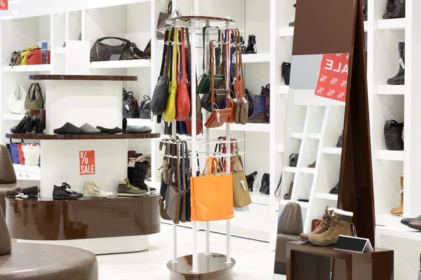 Interior de la tienda de zapatos en el centro comercial europeo moderno —  Fotos de Stock