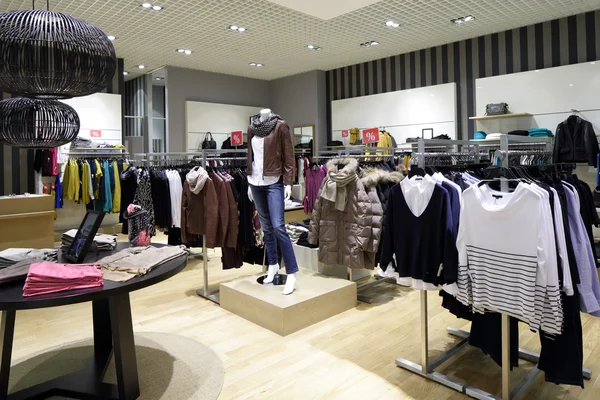 Gloednieuwe interieur van doek winkel — Stockfoto