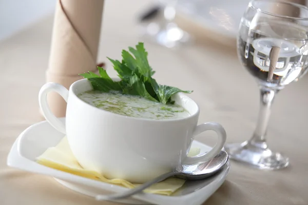 Soupe crémeuse verte au restaurant — Photo