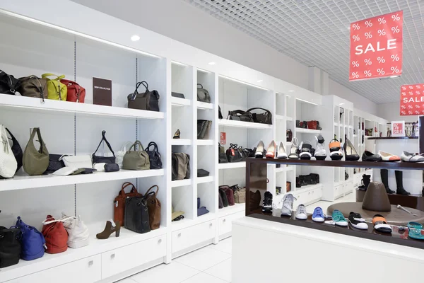 Interior de la tienda de zapatos en el centro comercial europeo moderno — Foto de Stock