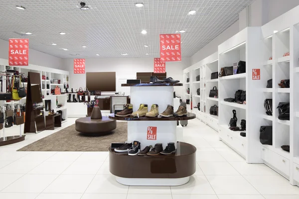 Interieur van schoenenwinkel in moderne Europese winkelcentrum — Stockfoto