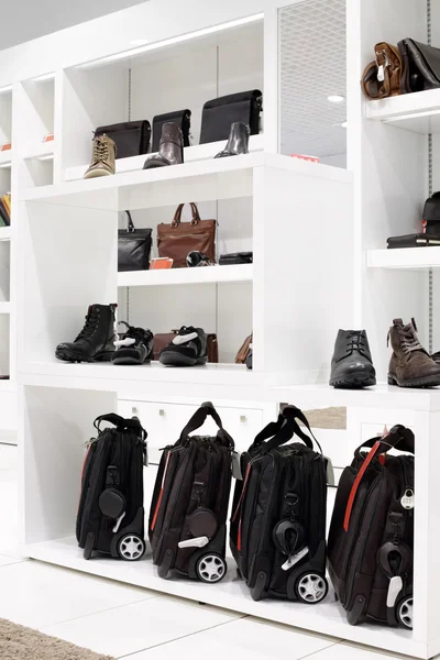 Interior de la tienda de zapatos en el centro comercial europeo moderno — Foto de Stock