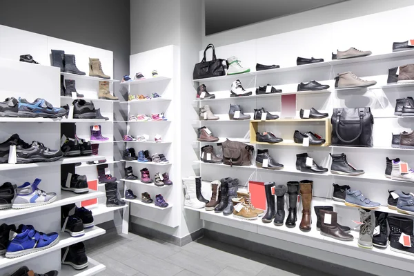 Interno del negozio di scarpe nel moderno centro commerciale europeo — Foto Stock