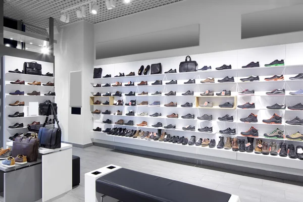 Interior da loja de calçados no moderno shopping europeu — Fotografia de Stock