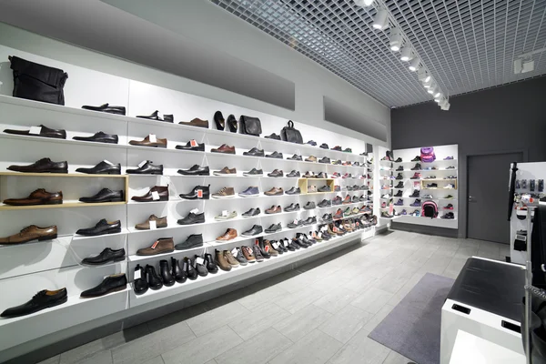 Interno del negozio di scarpe nel moderno centro commerciale europeo — Foto Stock