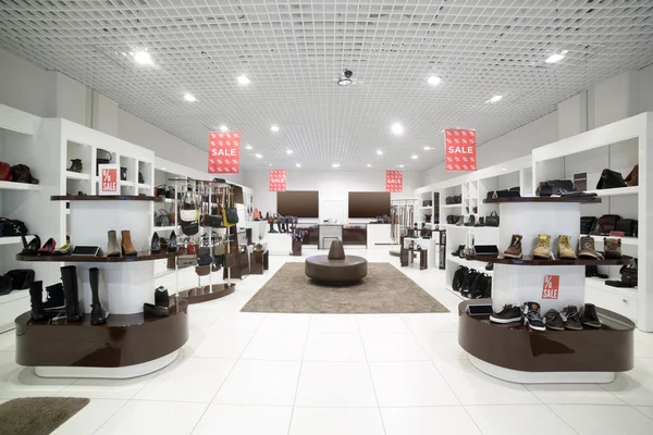 Intérieur du magasin de chaussures dans le centre commercial européen moderne Images De Stock Libres De Droits