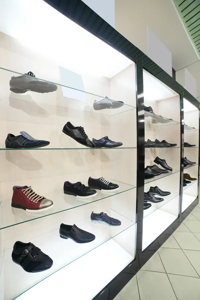 Innenraum eines Schuhgeschäfts in einem modernen europäischen Einkaufszentrum — Stockfoto