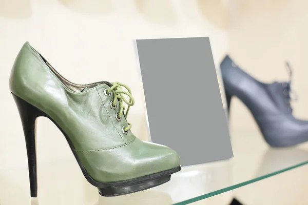 현대 유럽 쇼핑몰에서 신발이 게의 인테리어 — 스톡 사진