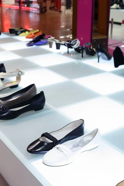 Interno del negozio di scarpe nel moderno centro commerciale europeo — Foto Stock