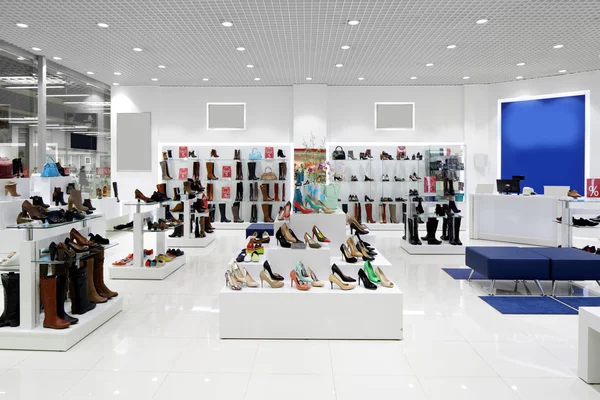 Interno del negozio di scarpe nel moderno centro commerciale europeo — Foto Stock