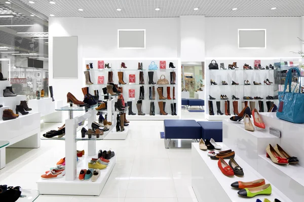 Interior de la tienda de zapatos en el centro comercial europeo moderno — Foto de Stock