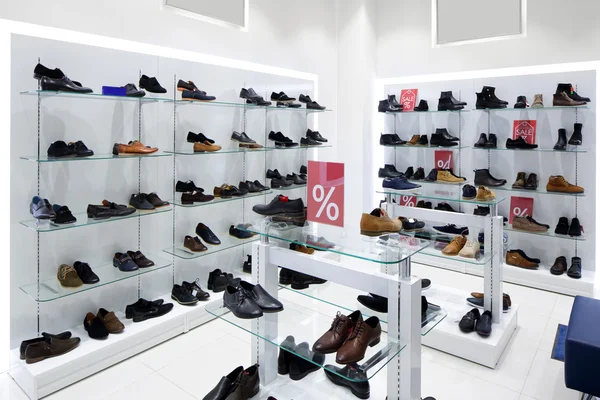 Interior de la tienda de zapatos en el centro comercial europeo moderno — Foto de Stock